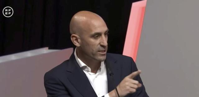 爱游戏（ayx）| 爱游戏体育官方网站 - AYX SPORTS-西足协主席拒绝被宣布的辞职，自曝接吻全过程